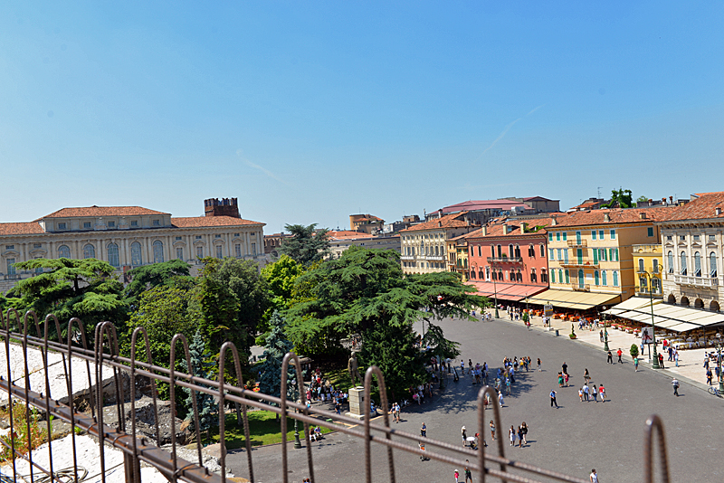 Aussicht von der Arena in Verona auf die Piazza Bras