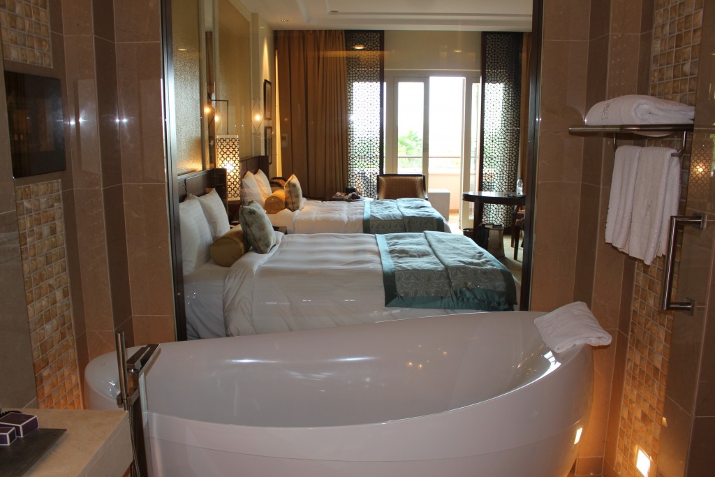 Ritz Carlton Dubai Hotelroom - www.miss-phiaselle.com - Dubai - Luxushotel