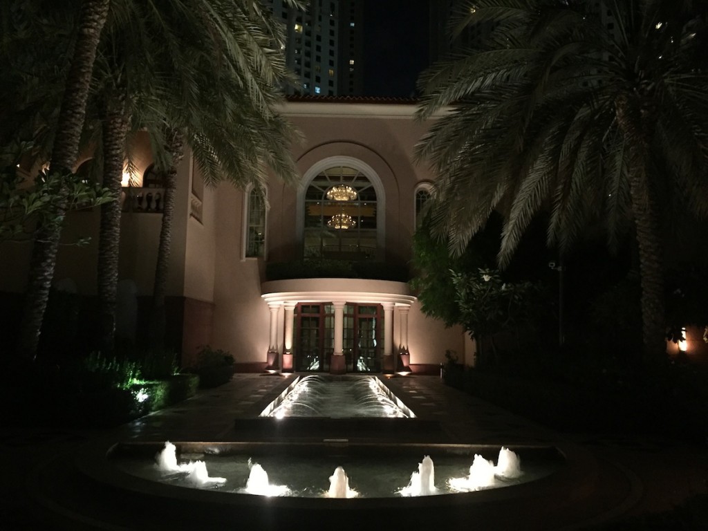 Ritz Carlton Dubai - www.miss-phiaselle.com - Palmen - Abendstimmung - Luxushotel