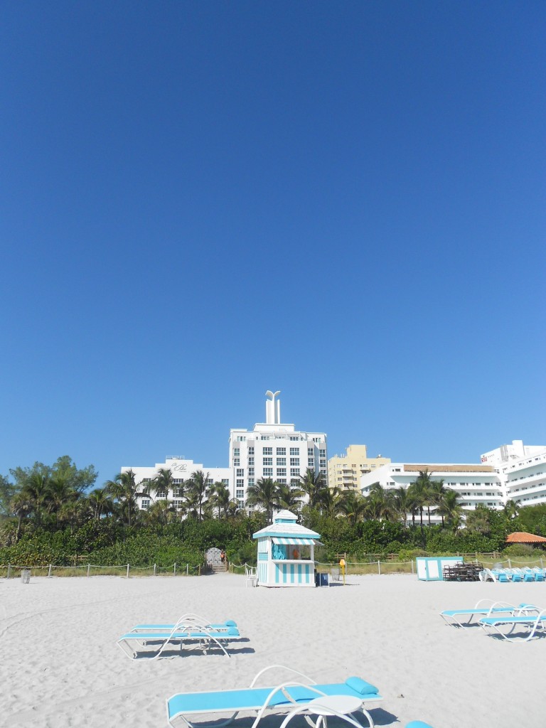 Blick auf das Hotel vom Strand