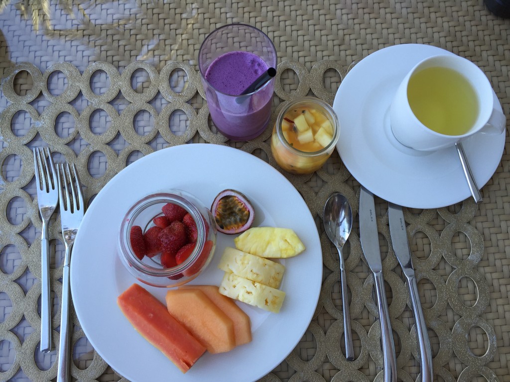 Ritz Carlton Breakfast - www.miss-phiaselle.com - Dubai - Frühstück - Früchte - Obst - Smoothie - Healthy Food - Foodporn