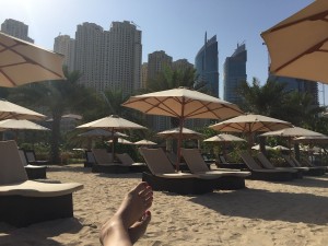 Ritz Carlton Beach - www.miss-phiaselle.com - Dubai - Beachchairs - Strandliegen - Strand - Skyline - Entspannung