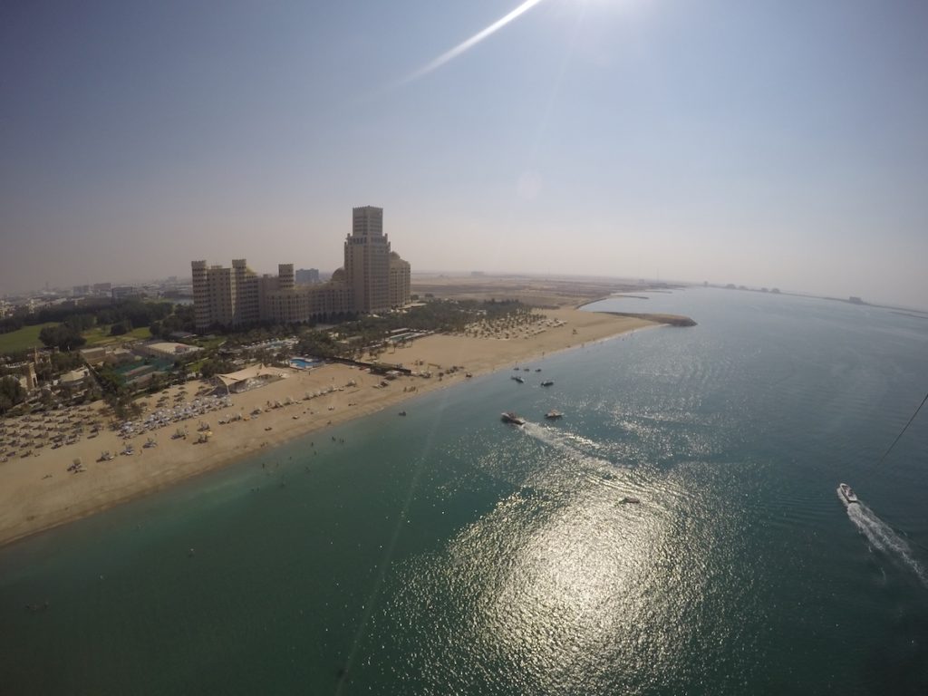 Parasailing-Blick-auf-den-Strand-Vogelperspektive-Blue-Coast-Watersports-Ras-Al-Khaimah
