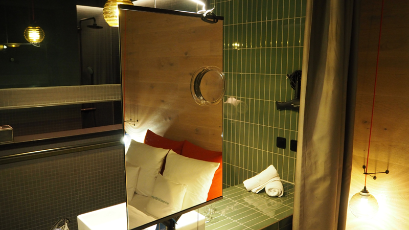 25-hours-hotel-bikini-berlin-badezimmer-schlafzimmer-bereich