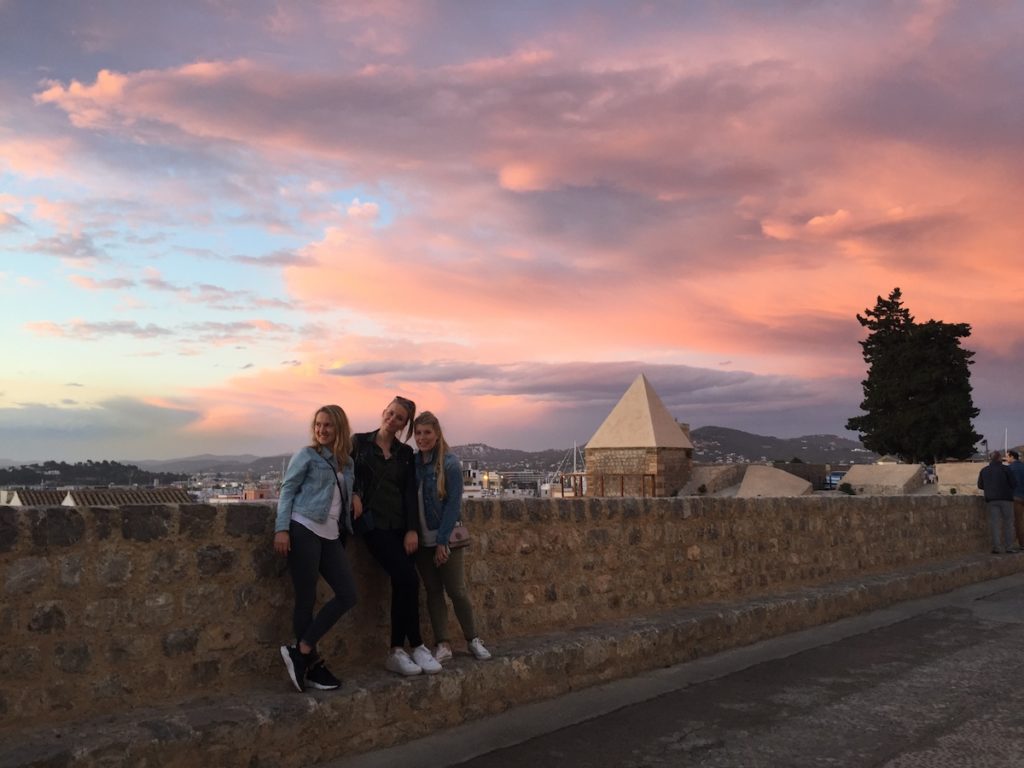 Urlaub mit Freundinnen-Tipps Urlaub mit Maedels-Maedelsurlaub-Reisen mit Freundinnen-Ibiza