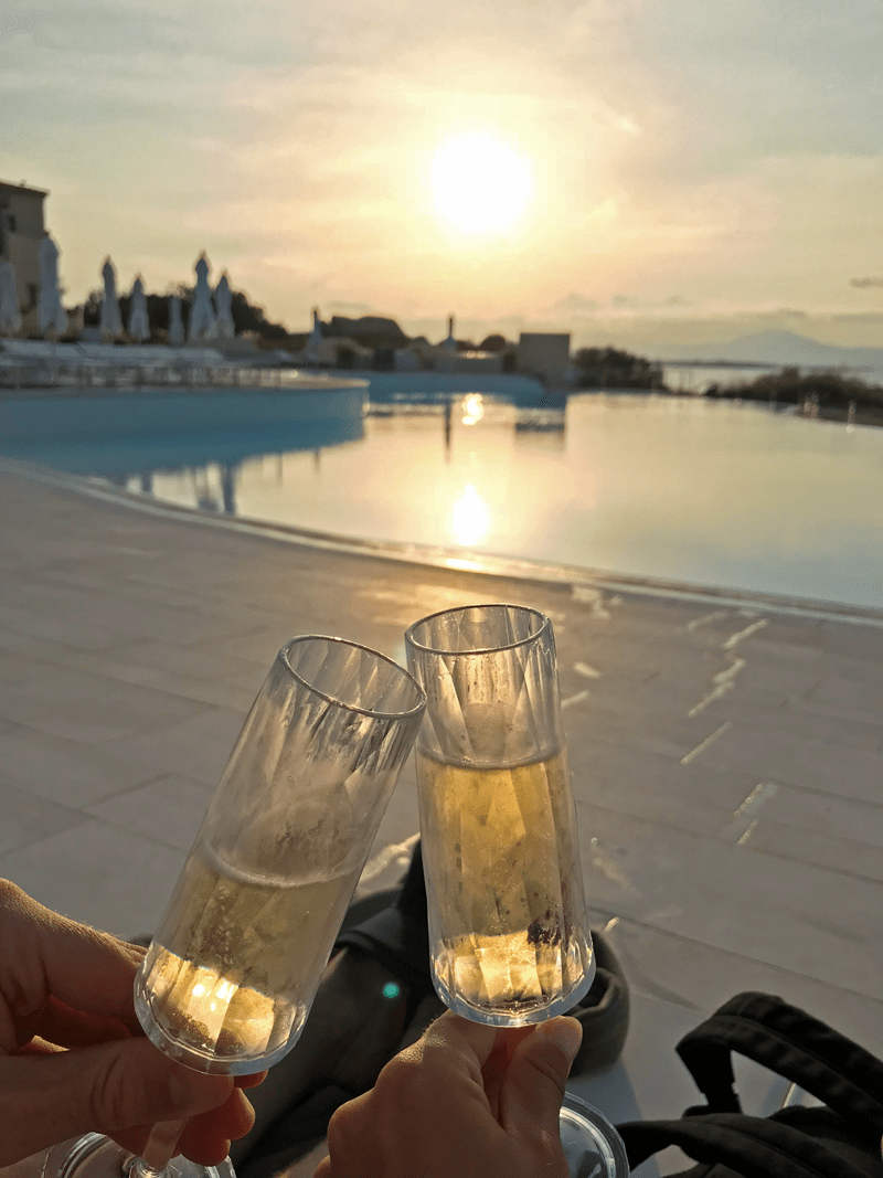 hotel-tipp-sardinien-cala-cuncheddi-olbia-pool-champagne