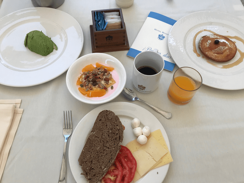 verreisen-mit-kind-hotel-bendinat-hotel-mallorca-mit-baby-fruehstueck-breakfast