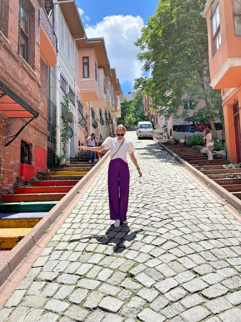 colorful houses of balat street - die besten fotospots in istanbul